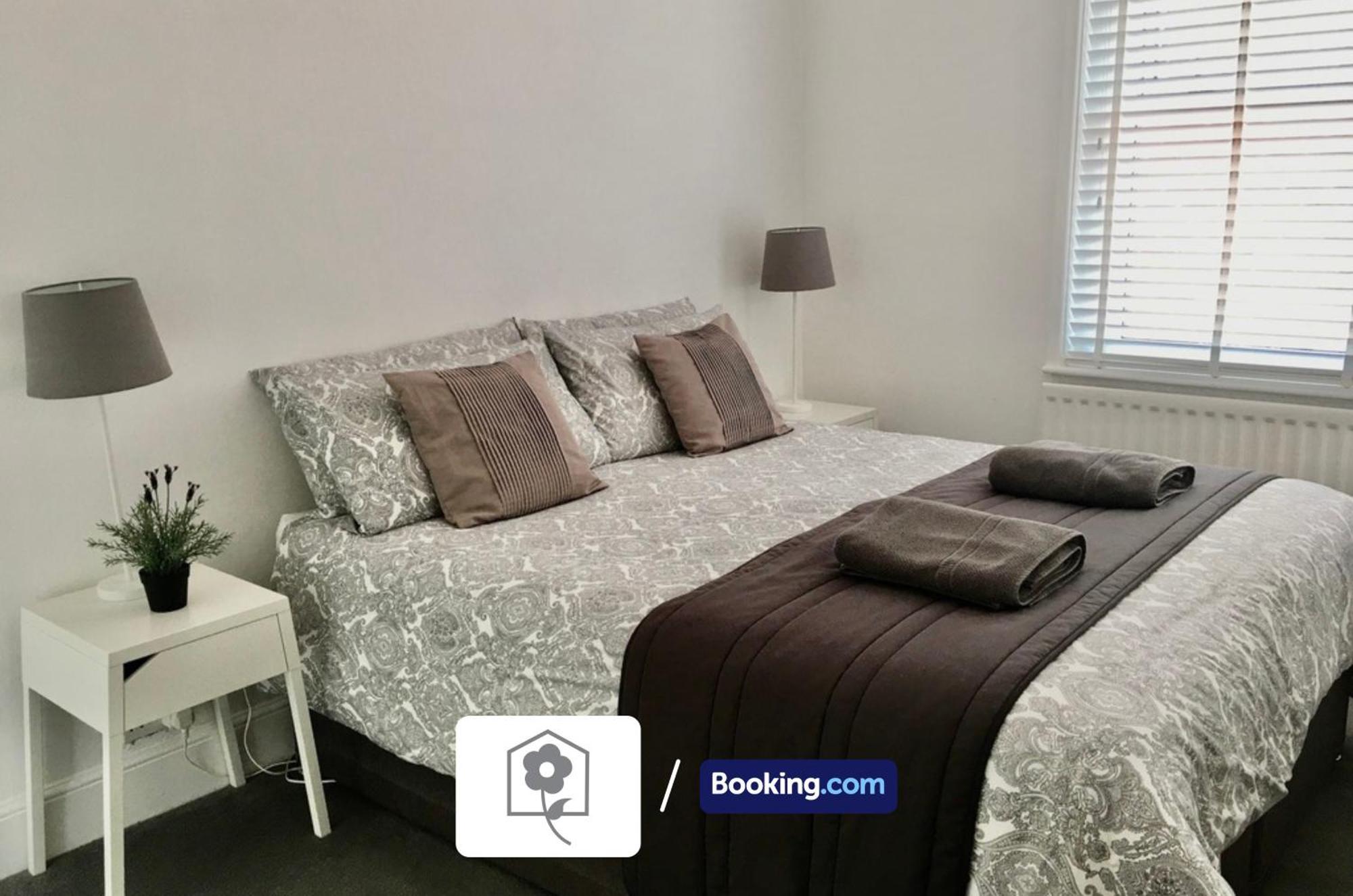 Netley Village Apartment: Serviced Stay with Free Wi-Fi in Southampton Hamble-le-Rice Exterior photo