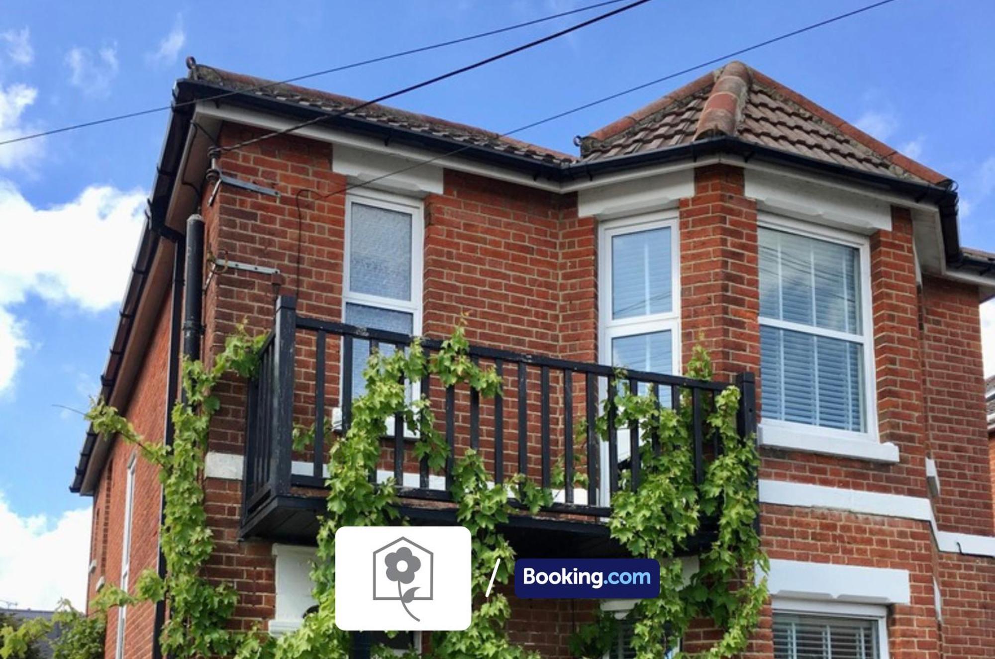 Netley Village Apartment: Serviced Stay with Free Wi-Fi in Southampton Hamble-le-Rice Exterior photo