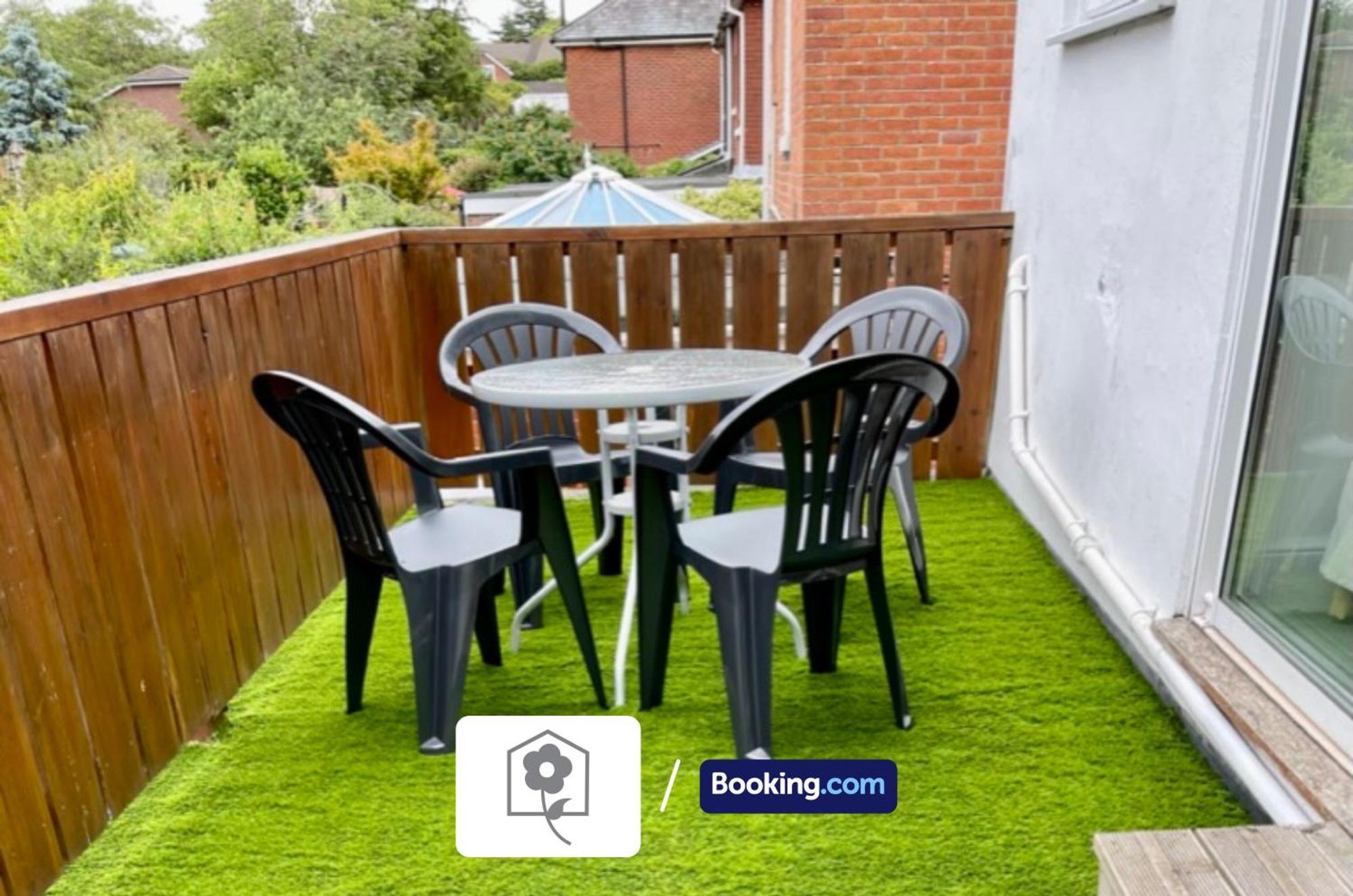 Netley Village Apartment: Serviced Stay with Free Wi-Fi in Southampton Hamble-le-Rice Exterior photo