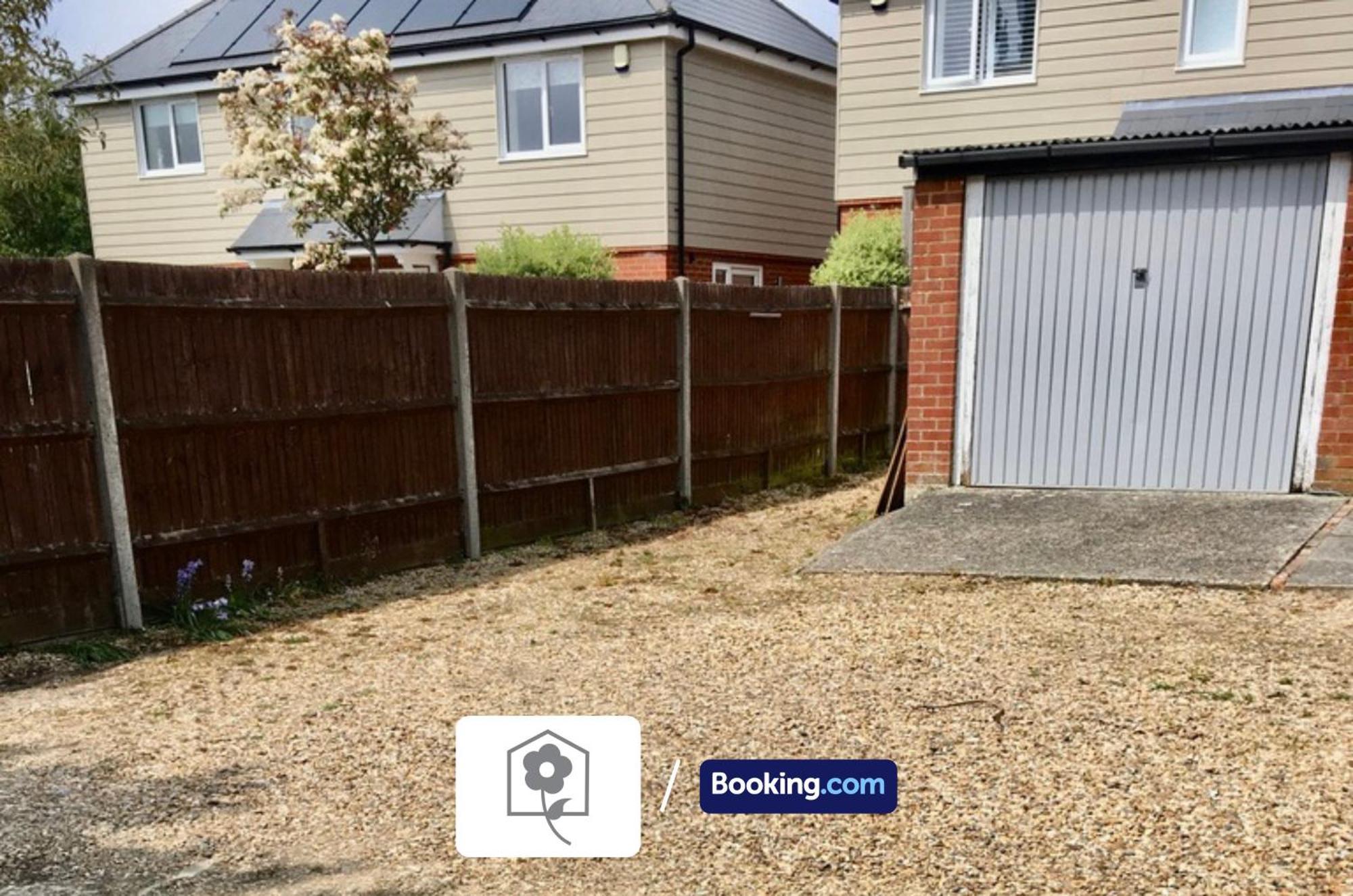 Netley Village Apartment: Serviced Stay with Free Wi-Fi in Southampton Hamble-le-Rice Exterior photo